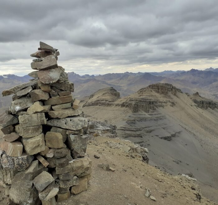 Ausangate Trek 4 Days – hikers enjoying panoramic Andean landscapes