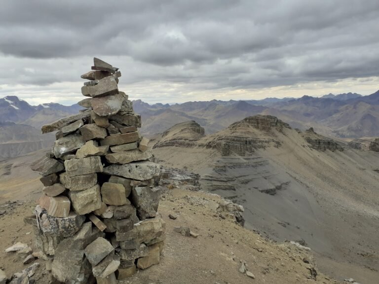 Ausangate Trek 4 Days – hikers enjoying panoramic Andean landscapes