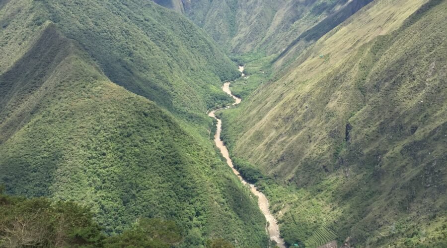 Short Inca Trail 1 Day – hikers walking along Inca stone paths with mountain views